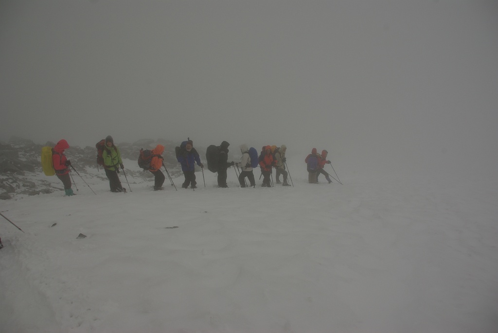 AlpenE5_2207_020.JPG - im Nebel übers Eisfeld - unsere Führerin Angelika kennt zum Glück den Weg