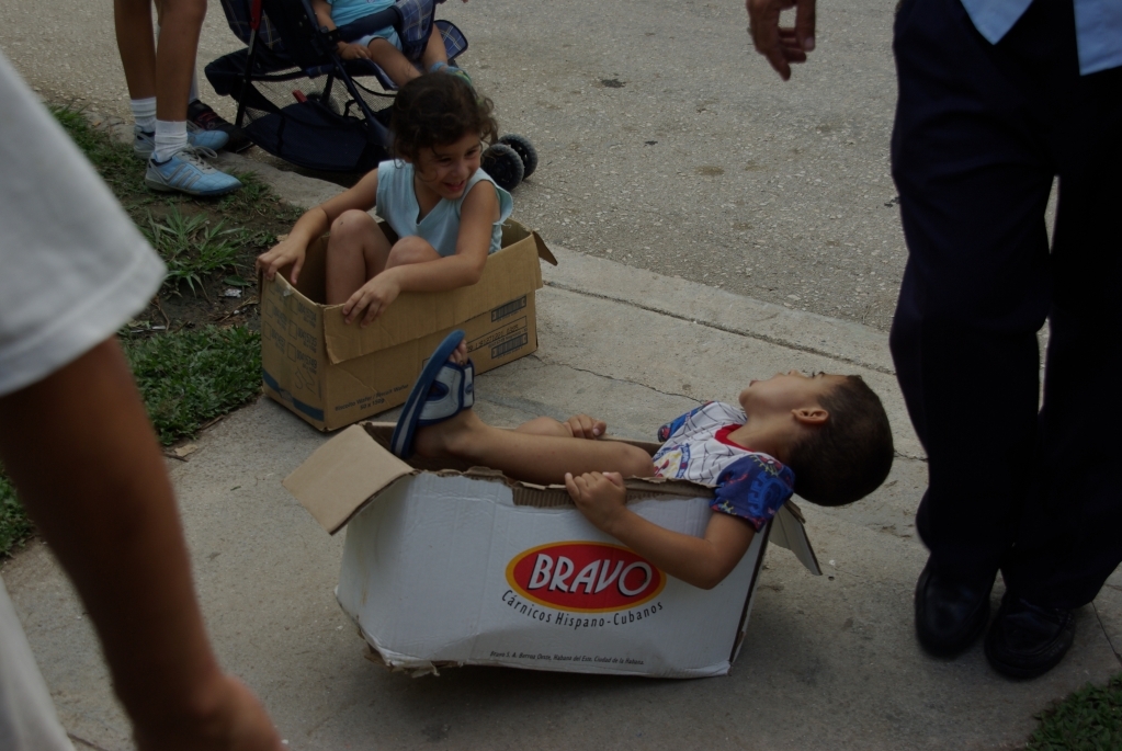 Cuba_1111_040.JPG - Kinder und Kartons