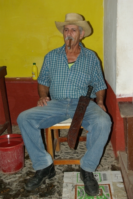 Cuba_1711_076.JPG - kein gestelltes Foto: der Toilettenmann -  wer nicht zahlt......