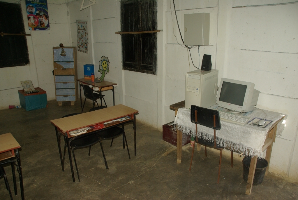 Cuba_1911_043.JPG - das "Computerkabinett"
