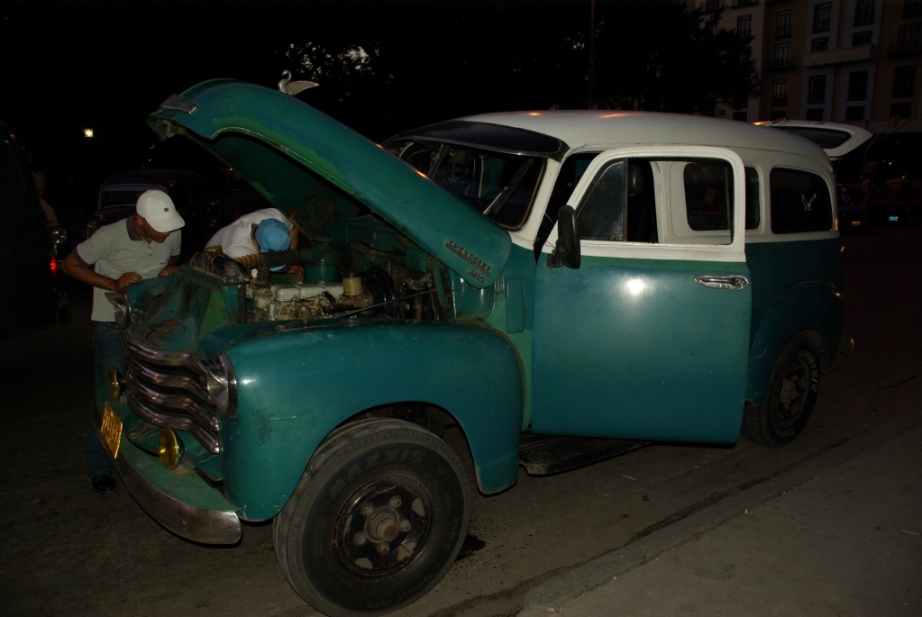 Cuba_2111_076.JPG - es wird repariert